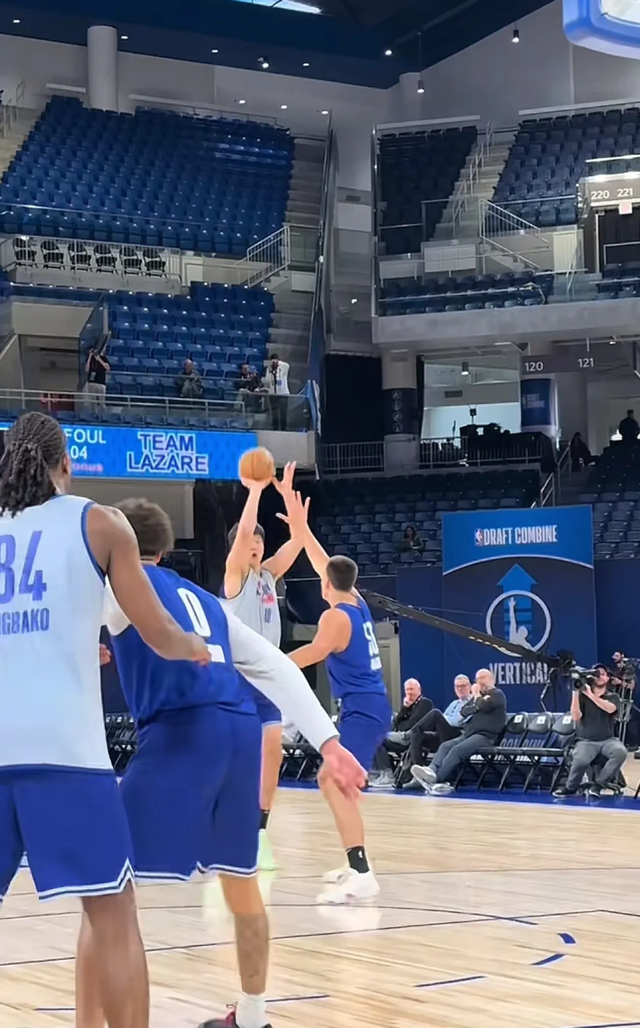 拜仁慕尼黑训练开放日，冲刺阶段止住颓势引欢呼，NBA季后赛在即，身体对抗强度拉满(拜仁慕尼黑将在今夏前往韩国踢季前赛)-亚博在线入口